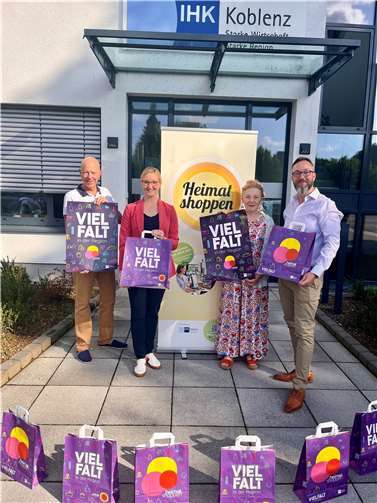 Rund 12.000 Tüten, 1.600 Luftballons sowie 160 Plakate und Aufkleber wurden an die Werbegemeinschaften übergeben.  Foto: IHK