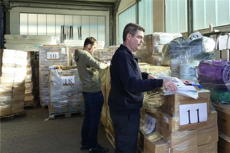Rund 130 Tonnen an Sachspenden wurden in Treis für einen FFW-Hilfstransport in die Ukraine gelistet, sortiert, verpackt und zielgerichtet gekennzeichnet. Foto: TE