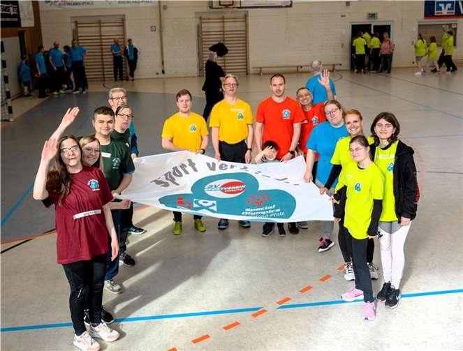 Rund 130 gehandicapte Sportlerinnen und Sportler gingen im Team mit ebenso vielen Aktiven des SV Urmitz an den Start. Fotos: Niklas König