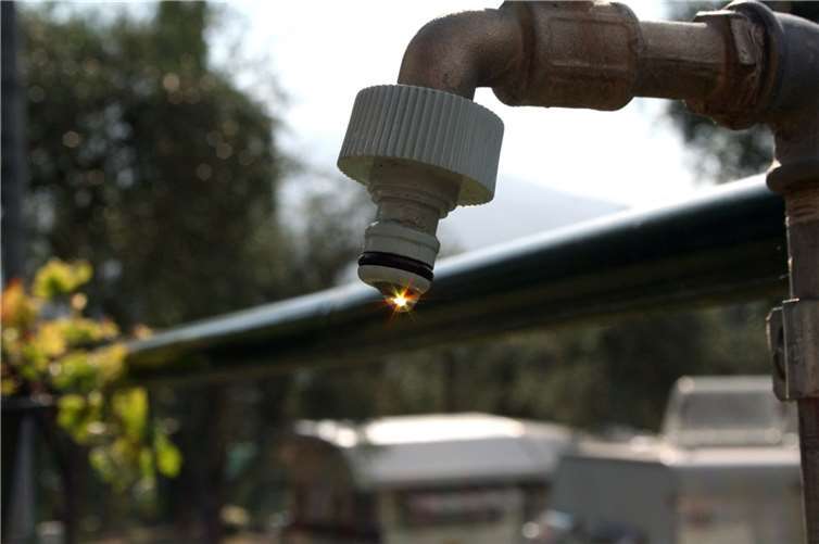Rund 14.000 Wasserhausanschlüsse gibt es in der Verbandsgemeinde Montabaur. Bei Hitze und Trockenheit schnellen die Zählerstände in die Höhe, der Verbrauch steigt um mehr als 50%. Bürgermeister Richter-Hopprich ruft deshalb zum Wassersparen auf. Symbolbild/Foto: fedi/Pixabay