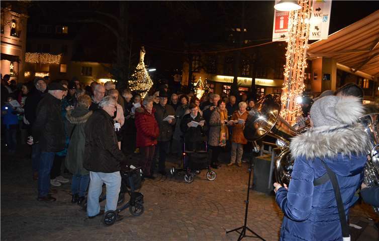 Rund 150 Bürgerinnen und Bürger ließen sich das Adventsansingen am geschmückten Tannenbaum auf dem Marktplatz nicht entgehen. Foto: AB