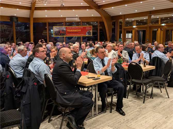 Feierliche Auszeichnungen und neue Ausstattungen im Fokus Rund 150 Feuerwehrleute und Gäste begingen in der Rheinhalle in Remagen ihren Kameradschaftsabend.