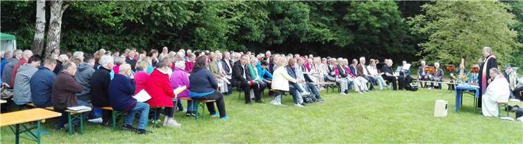Rund 150 Gottesdienstbesucher erlebten bereits am frühen Morgen den ökumenischen Waldgottesdienst unter dem Motto: „Entzückt-Entrückt“.Fotos: GV Germania