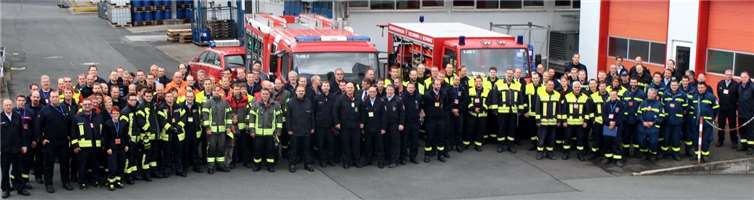 Rund 150 Mitglieder der Gefahrstoffzüge im nördlichen Rheinland-Pfalz nahmen an einem großen Praxisseminar auf der Gelände des Lahnsteiner Chemieunternehmens Zschimmer & Schwarz teil.