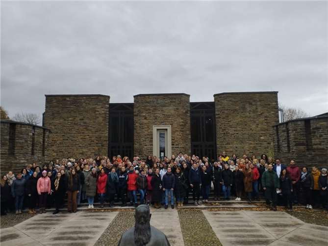Rund 150 Neuwieder Erzieherinnen und Erzieher aus den städtischen Kitas tauschten sich beim Fachtag im Tagungszentrum Marienland in Vallendar über das Thema „Natur als Lernort“ aus.  Foto: Lena Dielmann