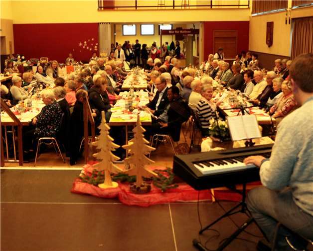 Rund 150 Seniorinnen und Seniorenverbrachten einen kurzweiligen Nachmittag in der Hocheifelhalle. Fotos: SES