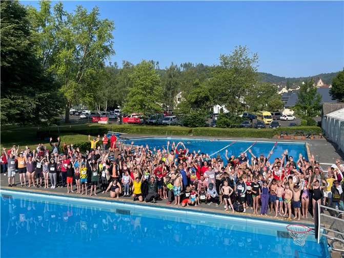 Rund 150 Teilnehmerinnen und Teilnehmer gingen in bester Stimmung beim 1. Integrativen Triathlon im Wiedtalbad in Hausen an den Start. Foto: Julia Steffenfauseweh