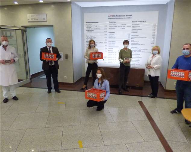 Rund 1600 Schoko-Weihnachtsmänner und 2500 Tafeln Schokolade landeten kurz vor Weihnachten im Foyer der Klinik und wurden vom Ärztlichen Direktor Prof. Jens Standop (links), dem Kaufmännischen Direktor Ernst Sonntag (2. von links) und einigen Mitarbeitern des Hauses freudig in Empfang genommen.Die Stiftungsbeauftragte der Karl Hack Stiftung, Silvia Pander (3. von links), überreichte die weihnachtlichen Süßigkeiten persönlich im Krankenhaus.Foto: DRK