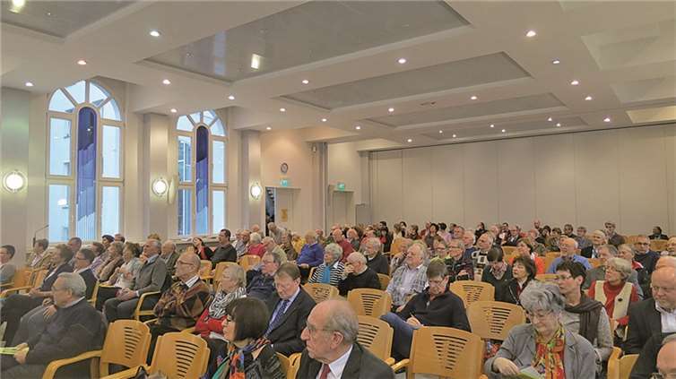 Rund 180 Besucher fanden den Weg zur Auftaktveranstaltung der Akademietage 2015 der Pallottiner Vallendar zum Thema „Die Kirche und das liebe Geld“.privat