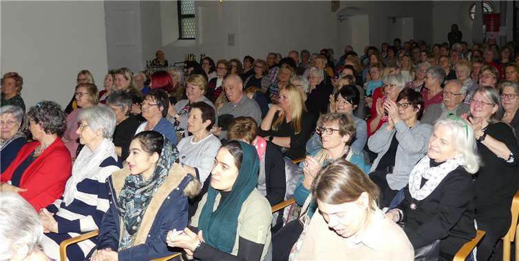 Rund 180 Frauen - und auch ein paar Männer - erfreuten sich an tollem Kabarett. Fotos: TE