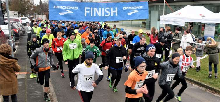 Rund 180 Läufer gingen an den Start zum Jahresendspurt. EICH