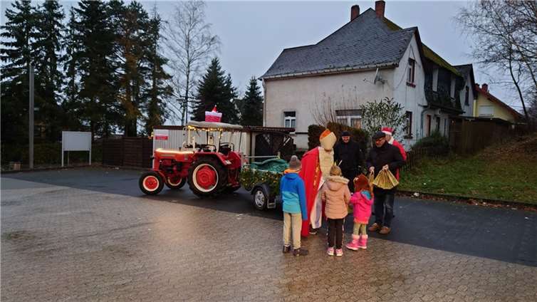 Rund 180 Überraschungstüten haben der Nikolaus und sein Helfer, Landtagsabgeordneter Peter Moskopp, an Kinder im Limesdorf Hillscheid verteilt.Foto: privat