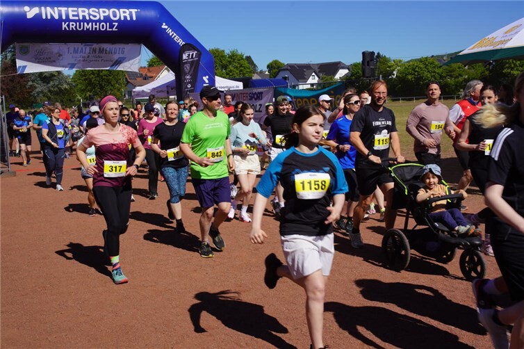 Rund 1.800 Teilnehmer gingen beim Lohners Vulkan-Marathon 2026 an den Start.