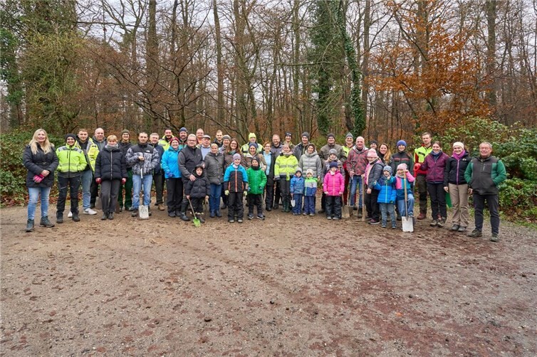 Rund 20 Beschäftigte der evm-Gruppe haben 330 Setzlinge im Koblenzer Stadtwald gepflanzt.  Sascha Ditscher