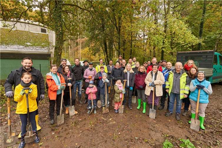 Rund 20 Beschäftigte der evm-Gruppe haben gemeinsam mit ihren Familien und Partnern die Baumpflanzaktion unterstützt.  Fotos: Sascha Ditscher/evm