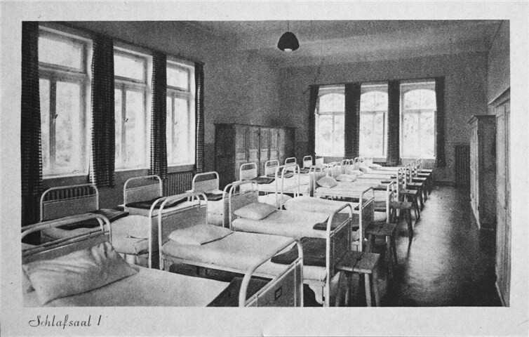 Rund 20 Betten standen in den großen Schlafsälen. Foto aus einem Leporello der NSV (Nationalsozialistische Volkswohlfahrt).  Repro: HG