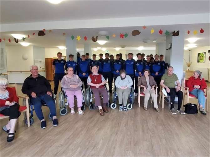Rund 20 Fußballer der A-Jugend des FC Germania Metternich besuchten die Senioren. Quelle: FC Germania Metternich
