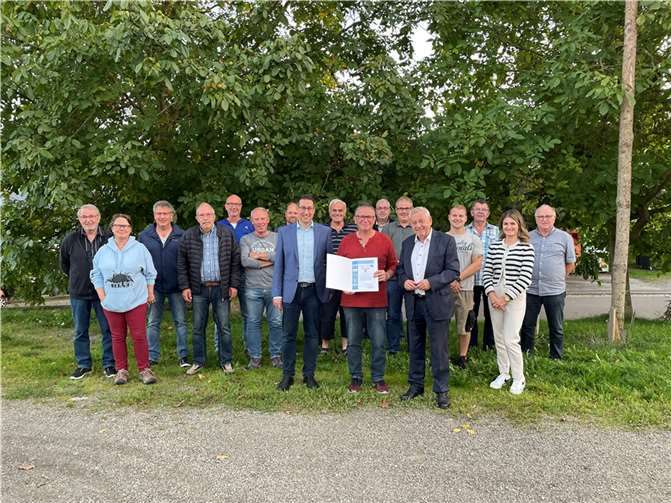 Rund 20 Interessierte nahmen an der Abschlussveranstaltung teil. Darunter auch Verbandsgemeindebürgermeister Hoffmann und Landrat Schnur. Beginnend am Rathaus wurden bei einem Ortsrundgang die zukünftigen Maßnahmen in Sosberg vorgestellt. Quelle: Kreisverwaltung Cochem-Zell