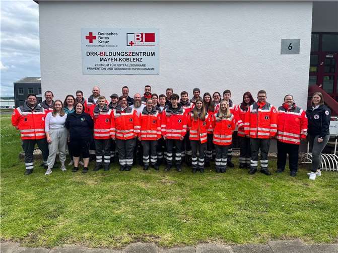 Rund 20 Personen haben erfolgreich ihrer Fachdienstausbildung im DRK-Bildungszentrum Mayen-Koblenz auf dem ehemaligen Flugplatz in Mendig absolviert.  Foto: Yannick Engel, DRK-Ortsverein Weitersburg e.V.