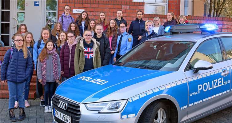 Rund 20 Schülerinnen haben im Rahmen des „Girls Day“ bei der Polizei in Montabaur für einen Tag in die Polizeiarbeit hineingeschnuppert. Foto: Polizei