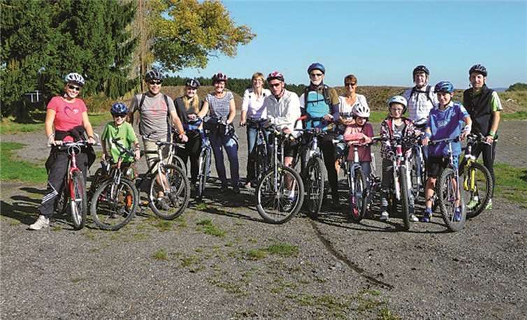 Rund 20 Vereinsmitglieder und Freunde trafen sich auf dem Sportplatz in Daufenbach, um gemeinsam zur Radtour aufzubrechen.