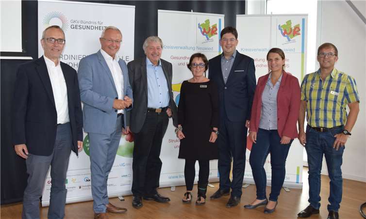 Rund 20 bis 30 Prozent der Schüler geben an, dass sie oft oder sogar sehr oft Stress empfinden. Erzeugen nicht auch eigene Erwartungen oder die des Elternhauses, die Sorge um das Standing innerhalb der „Peer-Group“ oder der allzu sorglose Umgang mit sozialen Medien Stress bei Kindern und Jugendlichen? Zu dieser komplexen Thematik lud die Kreisverwaltung Neuwied zur Gesundheitskonferenz „Stressmanagement bei Jugendlichen“ ein (v.l.): Moderator Franz Gigout, Landrat Achim Hallerbach, Professor Dr. Arnold Lohaus, Beate Kölb, Leiterin Gesundheitsamt des Landkreises Neuwied, Bürgermeister Michael Mang, Sabine Köpke, Koordinierungsstelle Gesundheitliche Chancengleichheit, und Gerhard Wermter, Kreisgesundheitsamt. Kreisverwaltung Neuwied