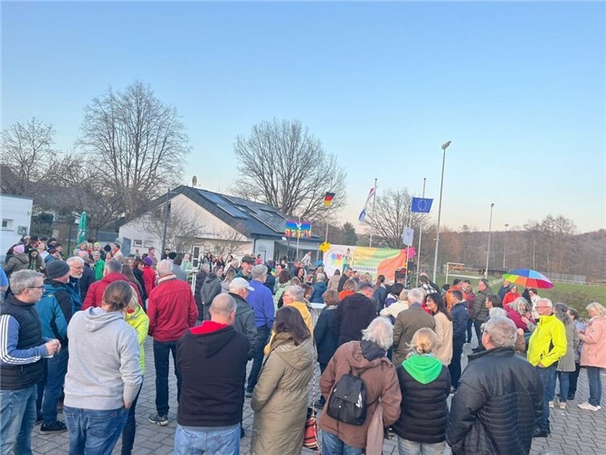 Rund 200 Bürger und Bürgerinnen hatten den Weg zur Demonstration in Oberelbert gefunden.