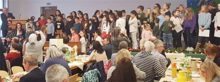 Rund 200 Gäste kamen zur Nikolausfeier ins Evangelische Gemeindehaus Bad Neuenahr. privat