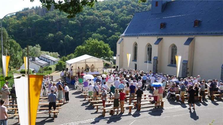 Rund 200 Gläubige kamen nach Wirzenborn.  Foto: privat