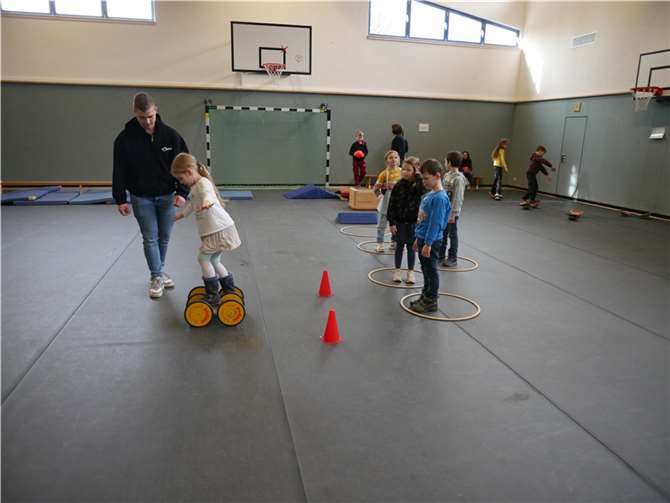 Rund 200 Mädchen und Jungen der Grundschule Blankenrath sowie der Förderschule Kaisersesch, Standort Blankenrath konnten sich an diesem Tag an sechs Stationen zum Thema „Prävention und Gesundheitsförderung“ informieren.