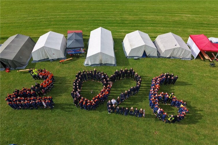 Rund 200 Teilnehmer der Jugendfeuerwehren aus dem Kreis Mettmann bilden die Jahreszahl 2026 auf dem Campingplatz „Bocher Platz“ in Roßbach. Gerne kommt man beim nächsten Ausflug im Jahre 2028 wieder nach Roßbach.