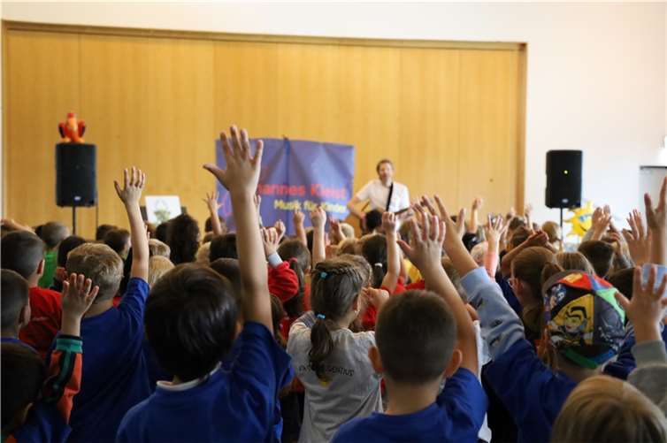 Rund 200 Vorschulkinder sangen in der Landskroner Festhalle lautstark mit.  Foto: Stadtverwaltung / Julian Dela