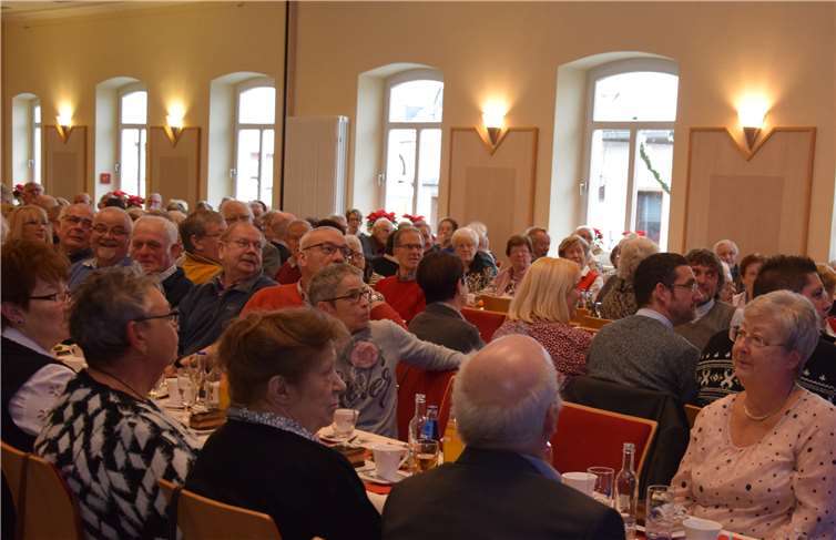 Rund 200 ältere Mitbürger feierten im Bürgerhaus eine gelungene Senioren-Weihnachtsfeier. UBU
