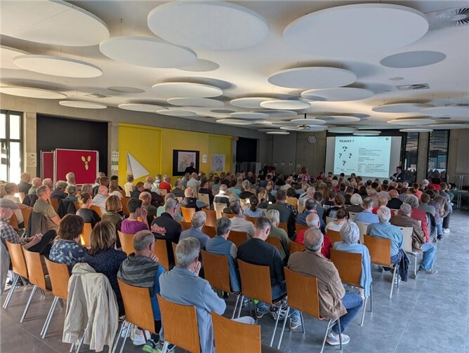 Rund 200 interessierte Bürgerinnen und Bürger nahmen am 29. April 2026 an einer Informationsveranstaltung der Bezirksregierung Köln und der Stadt Rheinbach in der Mensa der Gesamtschule Rheinbach teil.Foto: Stadt Rheinbach