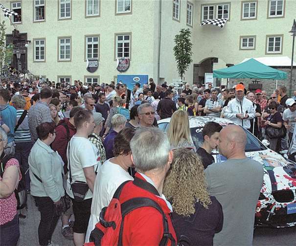 Rund 2000 Fans erlebten bis in die Abendstunden Motorsportatmosphäre.