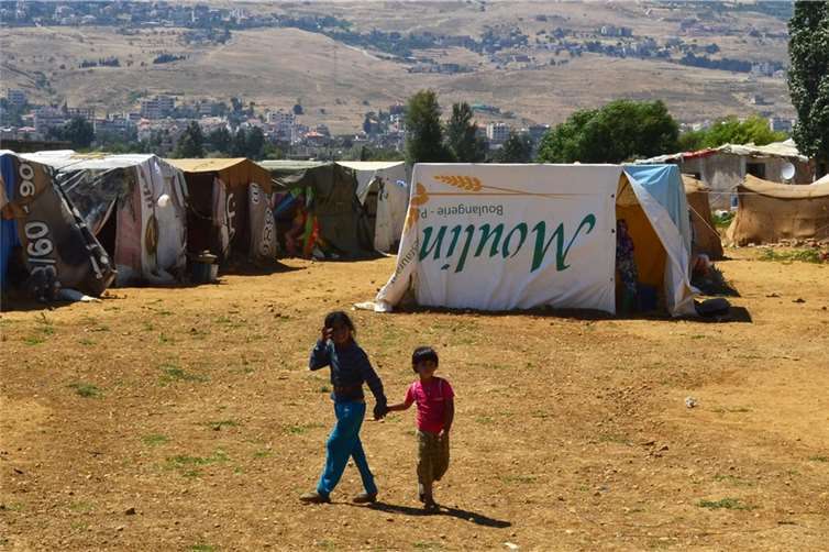 Rund 20,5 Millionen Menschen lebten in Syrien, bevor 2011 der Krieg ausbrach. Inzwischen ist jede zweite Person von diesem ausweglosen Krieg betroffen. Viele flohen in die Nachbarländer, vor allem in den Libanon (ca. 1 Million Flüchtlinge). Aufgrund seiner jüngeren Geschichte ist die Einrichtung von offiziellen Flüchtlingslagern im Libanon politisch nicht erwünscht. Die große Mehrheit der Flüchtlinge kommt daher in Gastfamilien oder anderen dezentralen Notunterkünften unter: in Mietwohnungen, Bauruinen, Schulen, notdürftig gezimmerten Verschlägen, Läden und Garagen. Rund 21.000 Menschen werden durch die laufenden Projekte von Caritas international erreicht. Foto: Caritas international