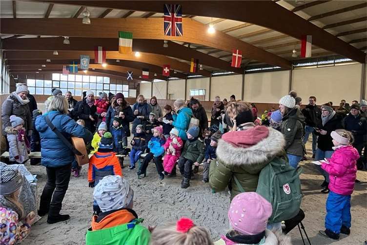 Rund 240 Teilnehmer waren beim Nikolausfest in der Reithalle dabei.  Fotos: Uwe Lederer