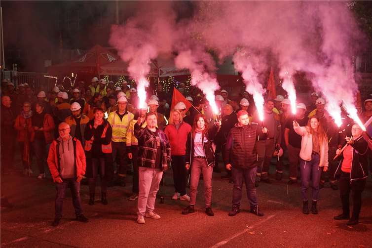 Rund 250 Beschäftigte von thyssenkrupp Rasselstein in Andernach legten zweitweise die Arbeit nieder. Fotos: IG Metall Neuwied