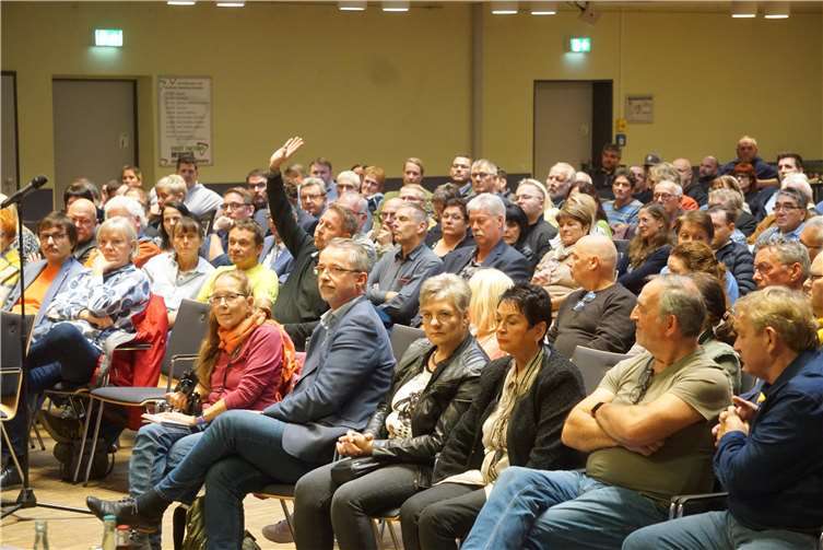 Rund 250 Besucher informierten sich über den Zustand des Heimathauses, vielfach gab es Kritik an der Verwaltung.  Fotos: FF