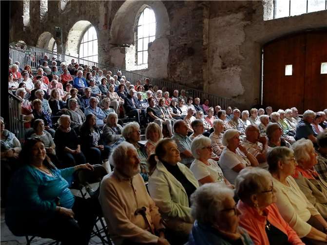 Rund 250 Besucherinnen und Besucher lauschten der Theatergruppe „Die Findlinge“.  Foto: Wolfgang Hartmann