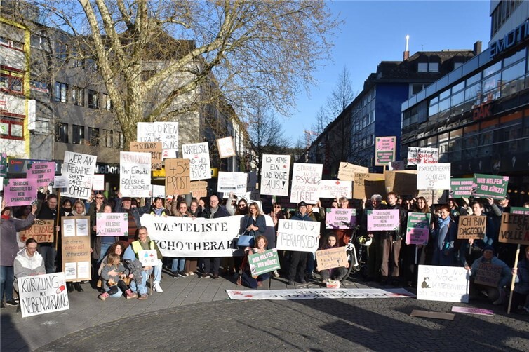 Rund 250 Demonstrierende versammeln sich in Koblenz zum Protest gegen die Kürzungen.