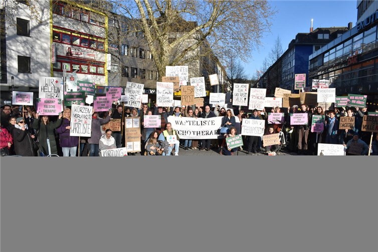 Rund 250 Demonstrierende versammeln sich in Koblenz zum Protest gegen die Kürzungen.