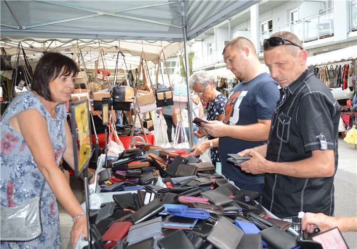 Rund 250 Händler präsentierten bei hochsommerlicher Hitze ihre Waren.