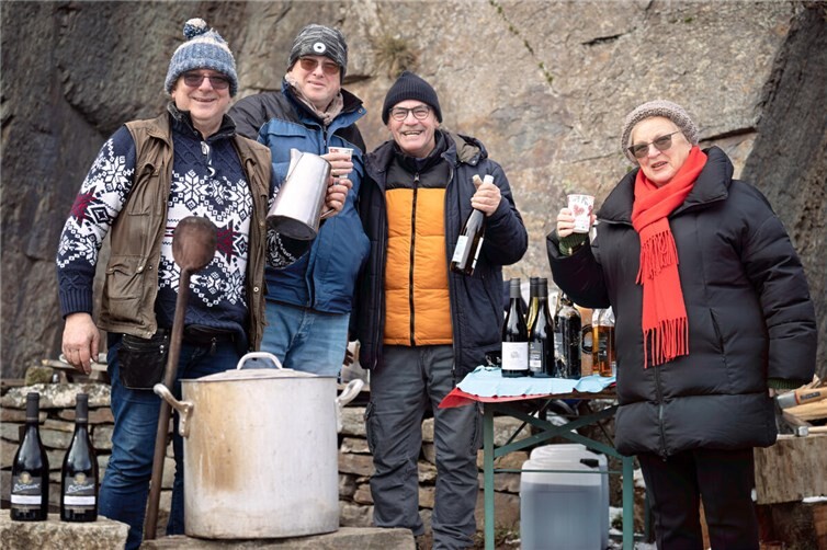 Rund 250 Wanderfreunde nahmen an der Glühweinwanderung teil.  Foto: Simon Eickhoff