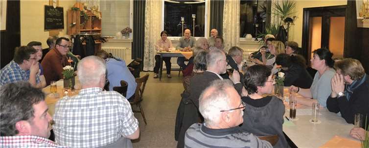 Rund 30 Bürger der Gemeinde Merzbach/Neukirchen waren der Einladung des Ortsvorstehers Kalle Kerstholt gefolgt, an einem offenen Gesprächskreis zum Thema „Landwirtschaft im Dialog“ teilzunehmen. privat