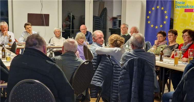 Rund 30 Bürgerinnen und Bürger waren der Einladung in die Sportsbar Auszeit gefolgt.  Foto: Frank Wagner