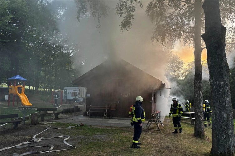 Rund 30 Einsatzkräfte der Freiwilligen Feuerwehr Puderbach waren im Einsatz.