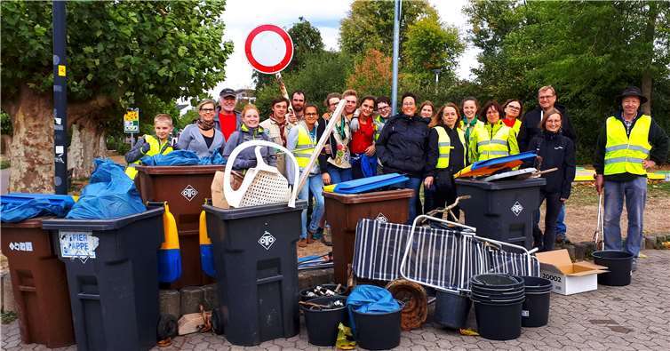 Rund 30 Helfer kamen zum Rhein-Ufer, und die schlimme Ausbeute konnte sich hinterher sehen lassen. privat