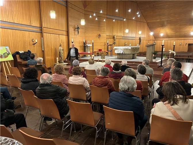 Rund 30 Interessierte haben sich nach der Sonntagabendmesse in Kaltenengers in der Kirche versammelt um unter den fachkundigen Informationen von Karl-Hermann Hennicke die Besonderheiten der St. Sylvester-Kirche zu erkunden. Foto: privat