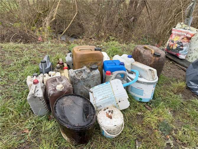 Rund 30 Liter Altöl und diverse Chemikalien wurden geborgen.  Foto: Reiner Friedsam